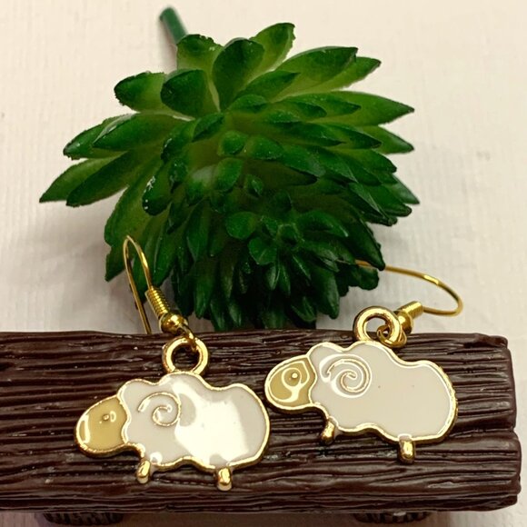Sheep Earring, Sheep Jewelry, Gift Idea, Easter Earring, Silly Earring - Picture 1 of 4